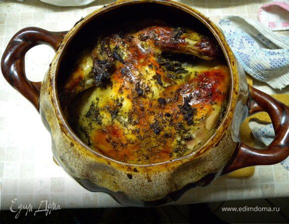 Я очень люблю запекать курицу в глиняном горшке (залить полностью тем же маринадом и накрыть на некоторое время крышкой, потом крышку снять и запекать дальше). Она там сочнее и вкуснее чем просто на противне.