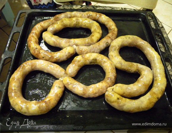 2. Колбаса. Мясо и сало взять в приемлемом для вас количестве и пропорциях. Я мясо и сало не пропускаю через мясорубку а просто решу ножом, но очень мелкими кусочками. Потом тру мускатный орех и перец, перемешиваю и отбиваю смесь (подниманию руками над столом ударяю от столешницу, я так еще делаю котлеты). Оставляю "мариноваться" долго в холодильнике. В этот раз мясо простояло сутки. Потом мелко (в ступке) перебиваю морскую соль и солю. Опять оставляю на час примерно. Стандартно чищу кишки и с помощью насадки и мясорубки формирую колбаску. Ставлю на огонь большую кастрюлю с водой и отвариваю там колбасу. Потом вытягиваю на тарелку и даю немного подостыть. Смазываю противень и колбасу смальцем или растительным маслом  и отправляю в духовку до образования корочки. 