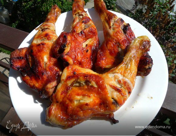 4. Ножки на гриле в соусе Вери-вери-терияки. Рецепт соуса у меня есть сдесь http://www.edimdoma.ru/recipes/19526. Просто я хочу поделиться "зазделкой ножек. Не знаю, как у кого. но у меня раньше былало, что в местах суставов (в куриных ножках) была пепропеченая жидкость, игогда кровь (:-(((). И я стала прорезать мясо перед готовкой поперек волокон в нескольких местах и еще руками выворачивать(ломать) суставы, чтобы ножки были ровнее :-)). И все стало пропекатся (грилиться) замечательно... Приятного и вам аппетита.