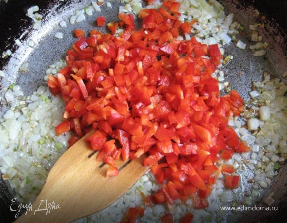 На масле жарим лук до золотистого цвета, выкладываем к нему нарезанную желтую (у меня, правда красная) паприку, убавляем огонь и через пару минут выкладываем помидоры, солим, перчим и тушим минут 5.
