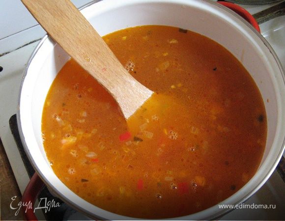 Тем временем вода в кастрюльке уже активно кипит. Убавляем огонь до среднего, высыпаем в нее картофель и выкладываем со сковороды соус. Несколькими ложками воды из кастрюли "спаласкиваем" сковроду и возвращаем ее на огонь.