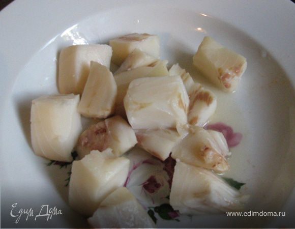 Тут же следом отправляем в кастрюлю рыбное филе. Я купила стейк какой-то морской рыбы, название которой благополучно забыла по дорогое домой из магазина, простите :) Варим суп минут 5. Досаливаем по вкусу и, уже выключив газ, всыпаем укроп. Готово! Приятного аппетита!