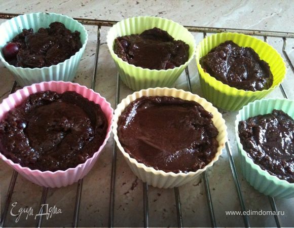 Выпекаем пирожные при 180С 20 минут. Я выпекала в силиконовых формах для маффинов. Может это и не совсем правильно, но очень удобно :)) 