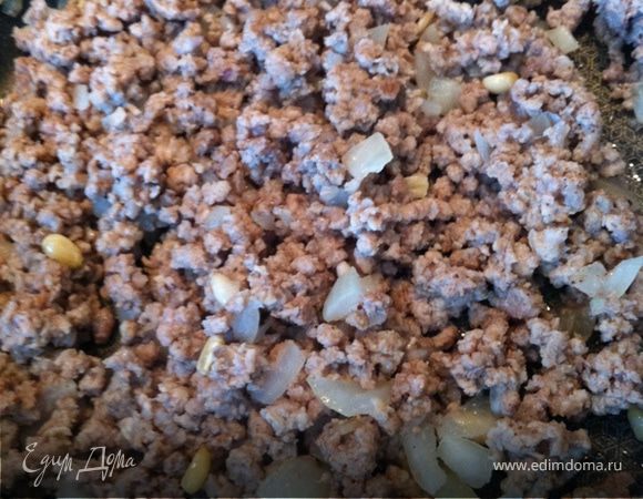 Разделить фарш на 2 части! Нарезать 1 луковичку мелко. Кускус залить 2 стаканами кипятка минут на 15 оставить.

1 часть фарша обжарить с луком и кедровыми орешками, добавив соль, перец и корицу. До готовности.