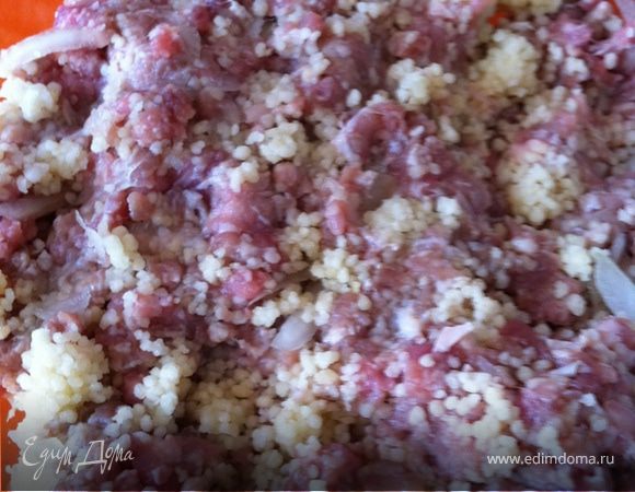 Смешиваем 2 часть фарша с кускусом, натираем лук на терке, добавляем соль, перец, корицу. Все перемешиваем.