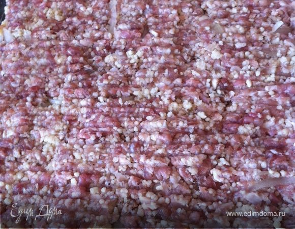 2 слой: фарш обжаренный с орешками
3 слой: фарш с кускусом.

Хорошо все утрамбовываем, по желанию делаем рисунок. 
Ставим в духовку на 180 градусов 30-40 минут