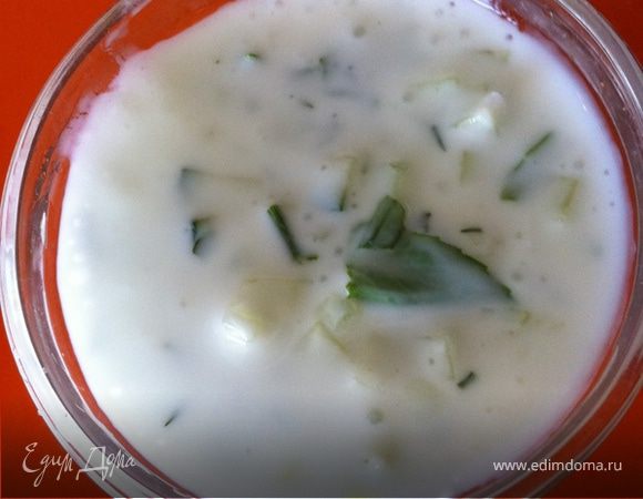 Готовим соус: мелко режем огурчики, добавляем стакан йогурта без добавок, дольку чеснока мелко нарезанную и мяту.