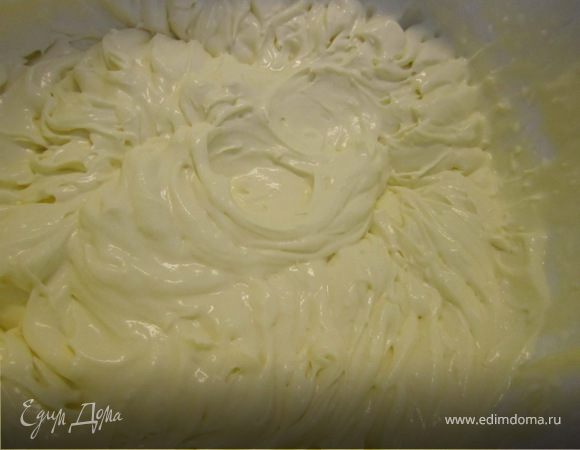 Крем.
Чернослив промыть, обдать кипятком.
Залить коньяком, оставить на 10-15 минут.
Слить коньяк.
Сметану взбить с сахаром.