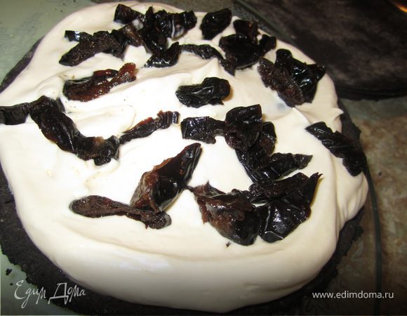 Коржи перемазать кремом добавляя порезанный чернослив.
