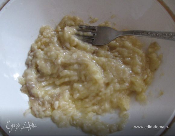 Банан разминаем в пюре вилкой или лучше измельчаем в блендере. Добавляем растопленное сливочное масло и  сахар.