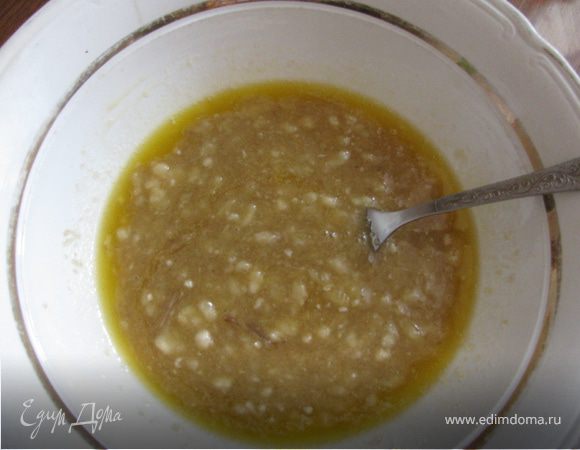 Отдельно слегка взбиваем яйцо и смешиваем с остальной массой.