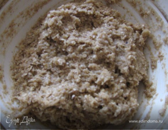 Муку смешиваем с солью и разрыхлителем и добавляем в банановую смесь. Туда же высыпаем овсяные хлопья и измельчённый фундук. Если хлопья берёте обычные, то советую их немного измельчить, чтобы деткам легче жевать было и печенье, в таком случае, лучше пропечётся.