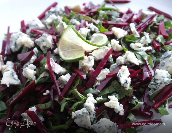 Уложить на тарелку.Сверху потереть немного цедры лайма.Посыпать покрошенным сыром.Полить маслом.По желанию чуть посолить.Оставить на 5-7 мин.Перемешать и можно кушать.Приятного аппетита!:))