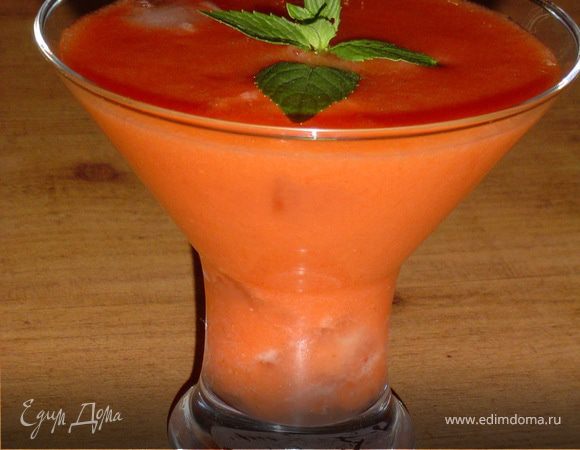 Персик очищаем, удаляем косточку, нарезаем на небольшие кусочки и помещаем в блендер. Клубнику моем и кладем в блендер, затем добавляем сироп, сок одного апельсина и несколько кубиков льда.Все компоненты коктейля смешиваем в блендере до однородной массы, разливаем по бокалам и наслаждаемся!