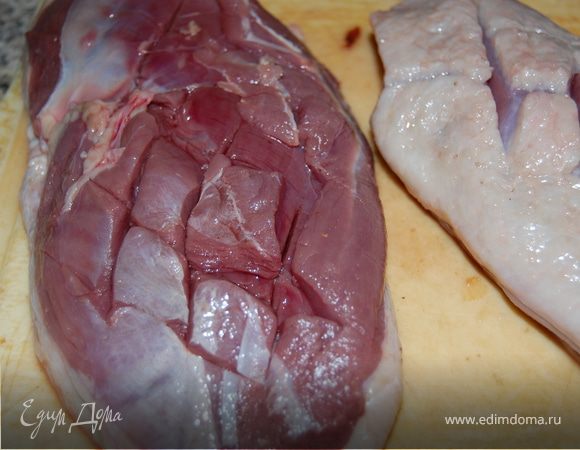 После разморозки я острым ножом сделала надрезы крест-накрест на утке и отправила в духовку на 180 градусов. Тем временем я занялась картошкой.