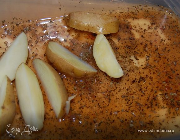 Долго не буду рассказывать - есть рецепт, можете там посмотреть, что к чему. Скажу только одно - я не добавляла масло, а когда утка начала отдавать лишний жир, добавила его к специям, как следует обработала этим картофель и отправила его в духовку к утке.