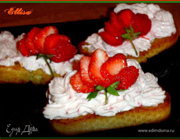   Нарезаем батон на ломтики и обжариваем их на сливочном масле так, чтобы внутри гренки оставались мягкими.
 Клубнику моем, режем.И растираем с сахаром.
 Для приготовления творожной массы клубничное пюре смешиваем с мягким творогом и взбиваем.
 Выкладываем творожную массу с помощью кондитерского мешка или ложкой на гренки. Оформляем ягодами клубники.
 Приятного аппетита!
