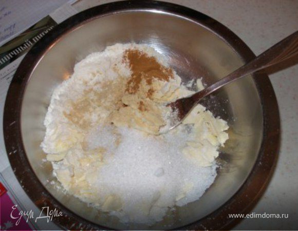 В отдельной миске вилкой смешать все ингредиенты для посыпки, чтобы она начала "крошиться". Если надо, добавить муки.