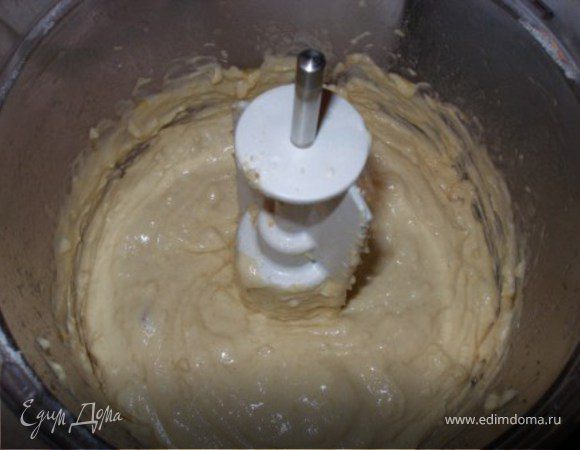 Добавить молоко, мед, муку и яйца. Хорошо перемешать. 