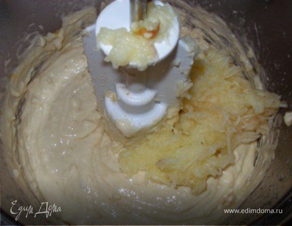 Добавить тертое яблоко, снова смешать.