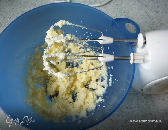 Стаканы или силиконовую форму смазать маслом. Горький шоколад растопить на водяной бане и остудить.
Масло смешать со сливочным сыром и сахаром до кремообразного состояния. Понемногу добавлять муку и разрыхлитель и продолжать перемешивать. Яйца по одному вмешать.