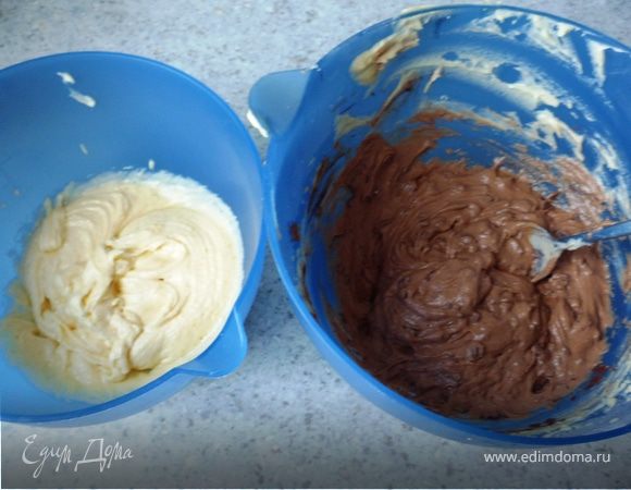 Разделить тесто на 2 части. В одну добавить апельсинового ароматизатора или апельсиновой цедры, в другую - растопленый шоколад.