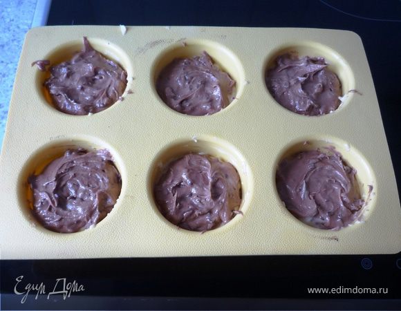 Получается 4 слоя. Если хотите, чтобы верх был темным, то начинайте со светлого теста. 