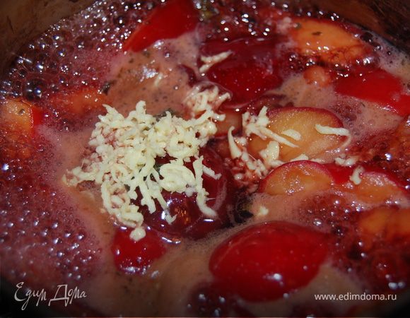 В конце варения нашего соуса я добавила немного натертого на тёрке имбиря. Я так делаю уже не в первый раз и могу сказать одно - он делает вкус соуса богаче и ..... не знаю как это обозвать.... "дороже" что ли..... короче соус - не так уж и прост! с этим имбирем!