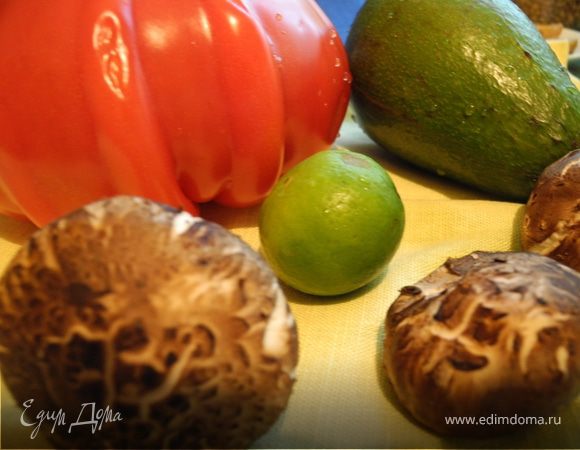 Помидор и авокадо порезать дольками.
Разложить красиво на тарелке.