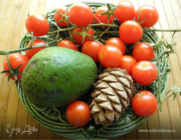 Шиитаке нарезать пластинками, посолить, слегка обжарить на оливковом масле.
Уложить на авокадо с помидором.
Сбрызнуть соком лайма.
Посыпать орешками.
Украсить базиликом.
Очень вкусно!