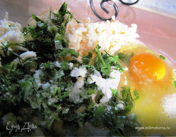 Все ингредиенты одновременно помещаем в миску и перемешываем миксером