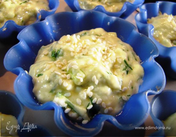 Выкладываем в формочки по 2 ст. ложки теста, в данном случае силиконовые формочки я НЕ смазывала