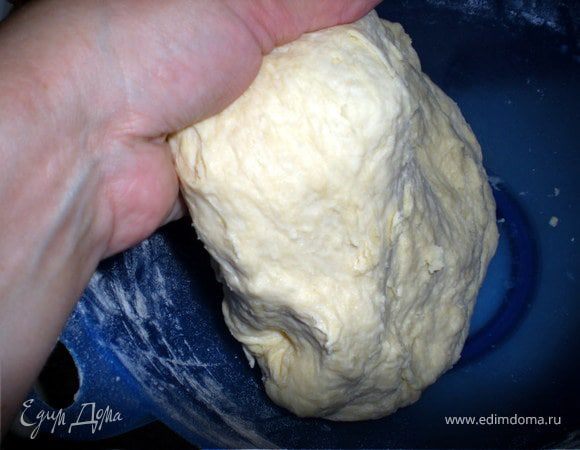 Маргарин растопить в чашке, затем туда добавить яйцо, тщательно все перемешать. Добавить воду, соль и соду. Перемешать и постепенно добавлять муку.
Когда начнет отлипать от рук,раскатать по форме противня или растянуть руками и выложить начинку...
