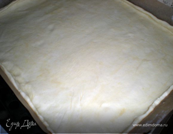 Когда начнет отлипать от рук,раскатать по форме противня.Тесто получается очень эластичное и тонкое.Можно даже потренироваться покрутить его на кулаке,как делают профессионалы))