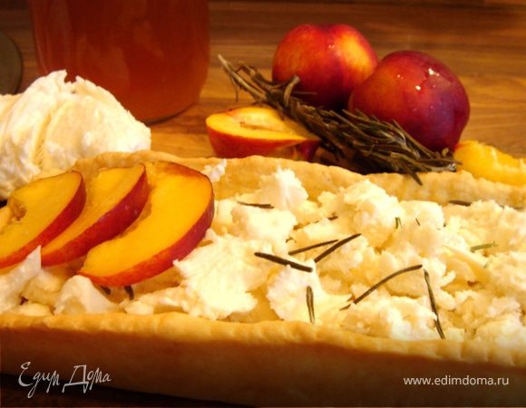 Из нектаринов удалить кости и  порезать их на дольки.Сыр отжать от сыворотки и поломать-порвать на кусочки.На готовую форму из теста выложить сыр и посыпать его листочками розмарина.Затем разложить нектарины.Всё посыпать небольшим количеством сахарной пудры,чтобы сахар карамелизовался под грилем.Поставить под гриль на 15-20 минут до образования золотистой корочки.Готовый пирог полить мёдом.Подавать тёплым.Приятного аппетита!