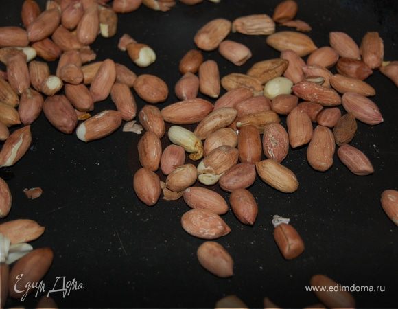 Для начала 130г арахиса поджарила на сковородке на медленном огне, почистила и часть для украшения растолкла отдельно, а большую часть смолола в блендере. То, что побывало в блендере у нас отправится в безе, чтоб коржи имели арахисовый привкус.