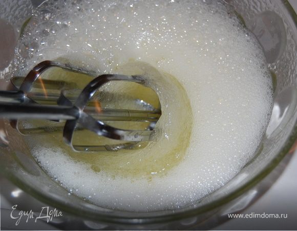 С коржами все просто, все знают, как взбивать безе. Отделяем белки, взбиваем с сахаром до плотных пиков, белки берем из холодильника, я для взбивания добавляю в самом начале каплю лимонного сока. 5 белков у меня было крупных – надо брать посуду поглубже, я в этот раз не рассчитала и намучилась просто страшно, слава Богу все взбилось как надо.