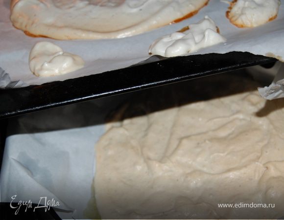 я сразу должна сказать, с первого захода у меня получилось оч вкусно, но не совсем то, я даже пост писала про безе, спасибо всем, кто откликнулся! Итак! у меня были ошибки - взбивать надо не просто до твердых пиков, а до блеска, запекать надо долго, смотря какая духовка, я пекла во второй раз аж больше 2 часов, первый раз пекла на разных уровнях, т.к. не уместилось на одном противне, во второй раз я решила не экономить время и правильно сделала - поспешишь, людей насмешишь!так что прилагается фото того, как не надо печь безе! помимо 2-х коржей у меня еще было несколько маленьких безешек, это очень важно!Пекла при 100-110 градусах более 2-х часов, смотрите сами по готовности.