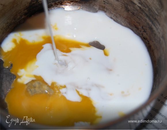 Крем. Для крема смешать желток и 100мл молока. Добавить 200г сахара и поставить на огонь. Довести до кипения при помешивании и варить несколько минут. Сироп должен загустеть. Переливаем в небольшую посуду и остужаем до комнатной температуры. Я брала сахара чуть меньше – уж очень много по рецептуре сахару в этот торт идет.
