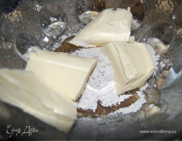 Сливочное масло (200г) взбить с пакетиком ванильного сахара в пышную массу. Добавить понемногу сироп, хорошо взбивая, в конце добавить ложку коньяка.