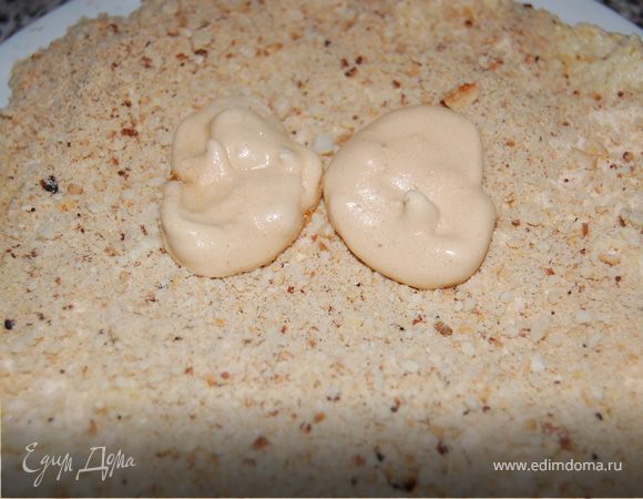 Крем делим как бы на 3 части, первой половиной смазываем один корж.Дальше, так как я готовила 2 раза, у меня 2 разных варианта развития событий. Вариант №1 Накрыть вторым коржом, обмазать бока и верх торта второй половиной крема. Кусочки орехового безе (те, что пеклись отдельно) истолочь в крошку и обсыпать ей бока торта.Я бока в этот раз не украшала, я смазала остатками крема второй корж и обсыпала верх торта крошками от безе и арахиса! Оч вкусненько вышло! А еще у меня было 2 сердечка, может они не такие красивые, но для нашей семьи они многое значат....