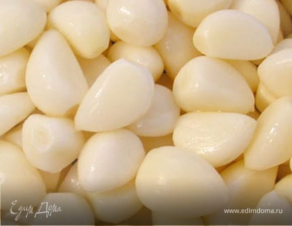 Поджарить лук и чеснок в масле.
