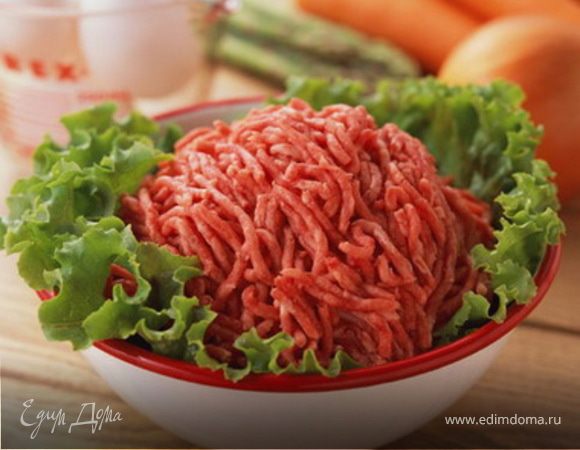 Добавить мясо и подрумянить.
Прибавить 1/4 стакана воды.
