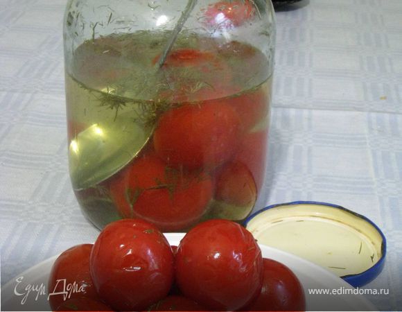 Прибавить консервированные помидоры, раздавив их слегка вилкой.