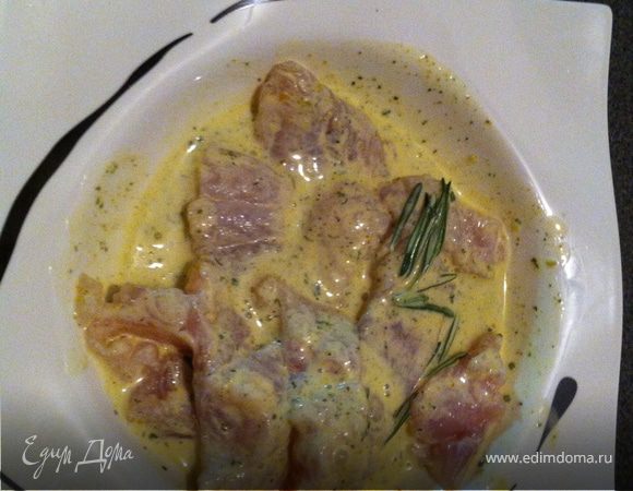 рыбу нарезайте теми кусочками, которые вам нравятся, в маринад и на часик в холодильник.