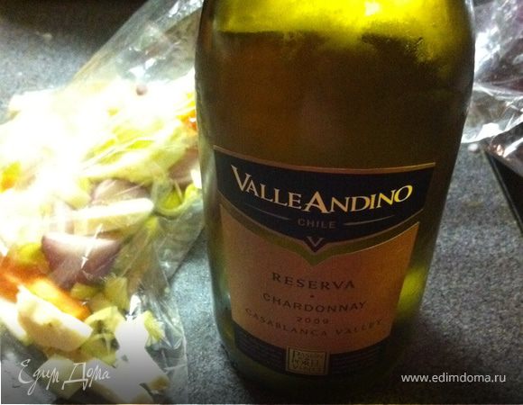 вино нужно взять белое.
я использовал чилийское шардоне.
в нем есть лимонный аромат, он сделает рыбу еще лучше.
ВНИМАНИЕ!!!
вино должно быть просто на дне пакета, оно не в коем случае не должно касаться рыбы!!!
это очень важно
