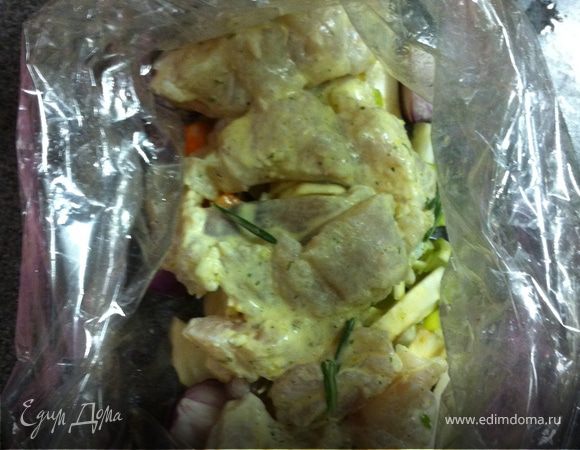 рыбу из холодильника кладем на овощи. 
соуса, в котором была рыба, нужно совсем немного. не стоит превращать это все в уху