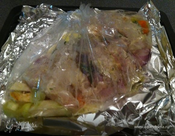 завязываем пакет сверху, и еще: весь секрет этого блюда, в том, что уже замаринованная рыба впитает в себя выпаренное вино с овощами...
разогрейте духовку и подайте сначала жар только снизу, чтобы противень нагрелся и заставил закипать вино, а потом поставьте режим сверху и снизу 
на 180 на часик
все зависит от кусочков, вообщем, главное - не пересушить рыбу