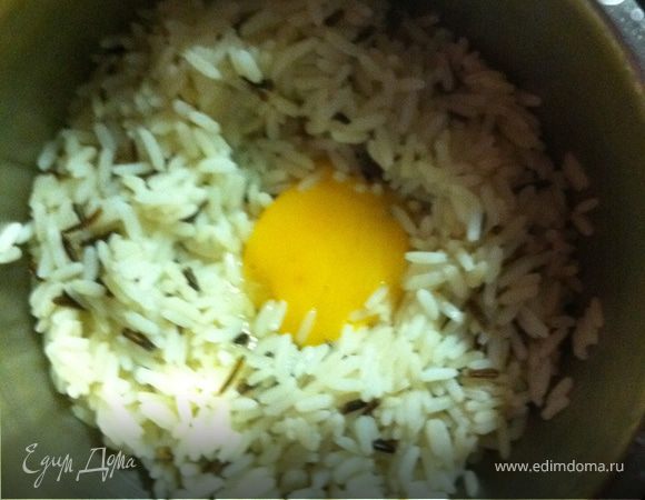 гарнир к этому блюдо можно приготовить любой,я сварил рис, в самом конце добавил желток и масло.