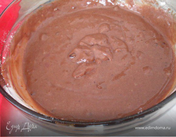 Смешать молоко, какао, сахар,маргарин, подогреть на плите.Яйцо взбить, добавить соду, затем подогретую смесь.Все хорошо перемешать, добавить муку, замесить тесто.